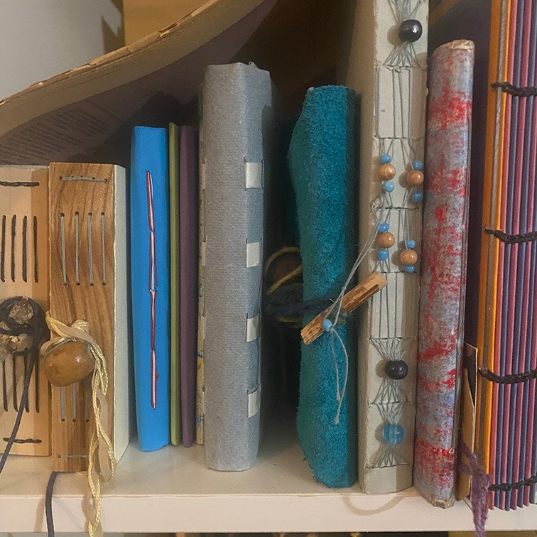 Japans boekbinden. Leer hoe je zelf een boek kan maken. Perfect voor iedereen die een creatieve uitdaging wil. Lees meer…..</p>
<p>Leuk bijvoorbeeld om vakantieherinneringen te bundelen. Deze boekbindtechniek is één van de makkelijkste. Materiaal is aanwezig, maar heb je mooi papier en dik leer dat je wilt gebruiken, neem dat vooral mee.<br />
Tijdens de kunstwandelroute is werk van Marike te zien bij  nummer 2.<br />
